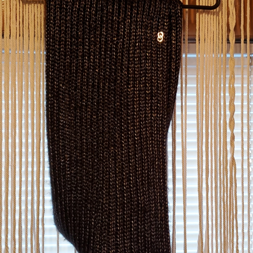 Gorgeous scarf, Black with a slight silver tones.